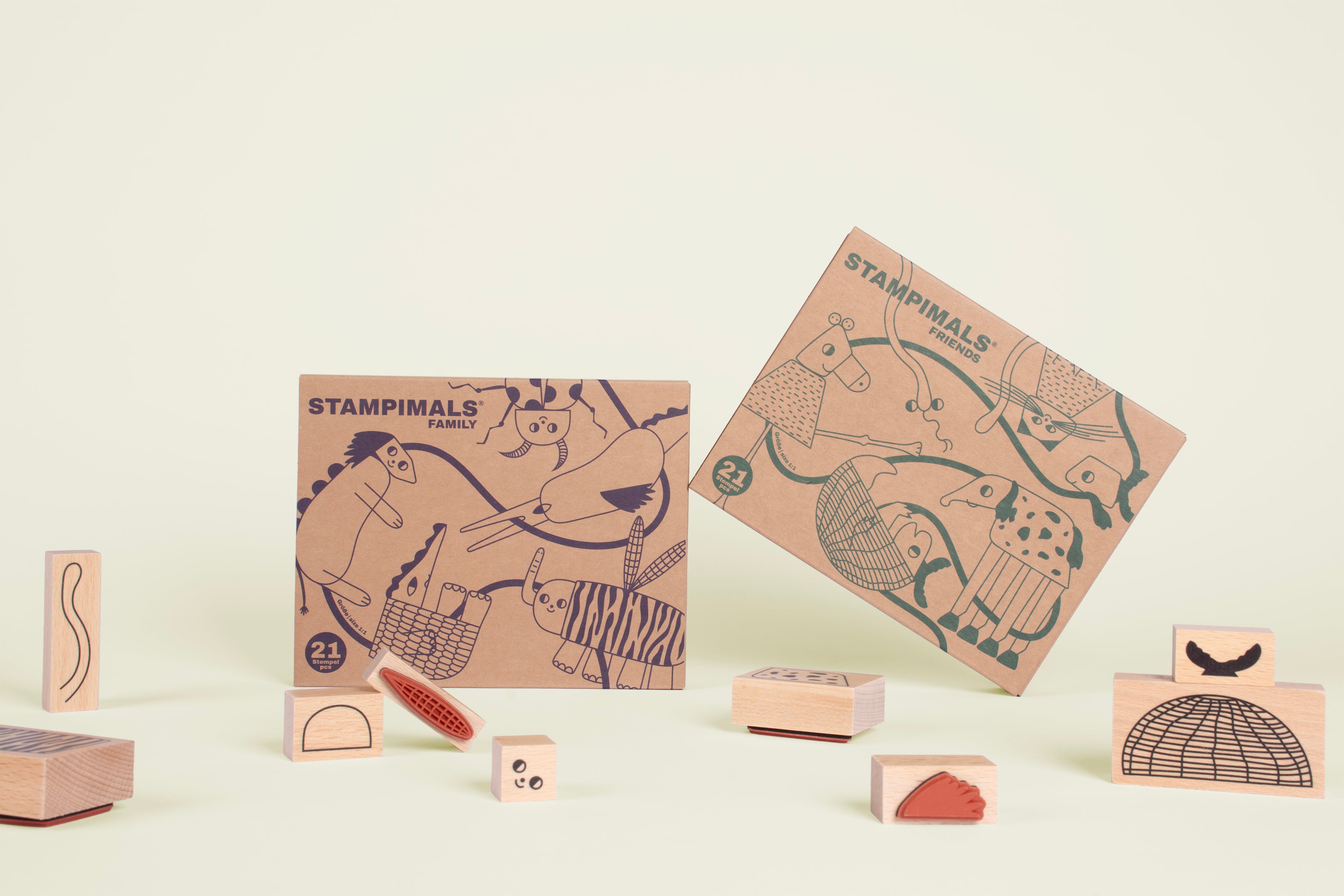 Zwei Stempelsets stehen verspielt auf dem Tisch, umgeben von Stempeln.