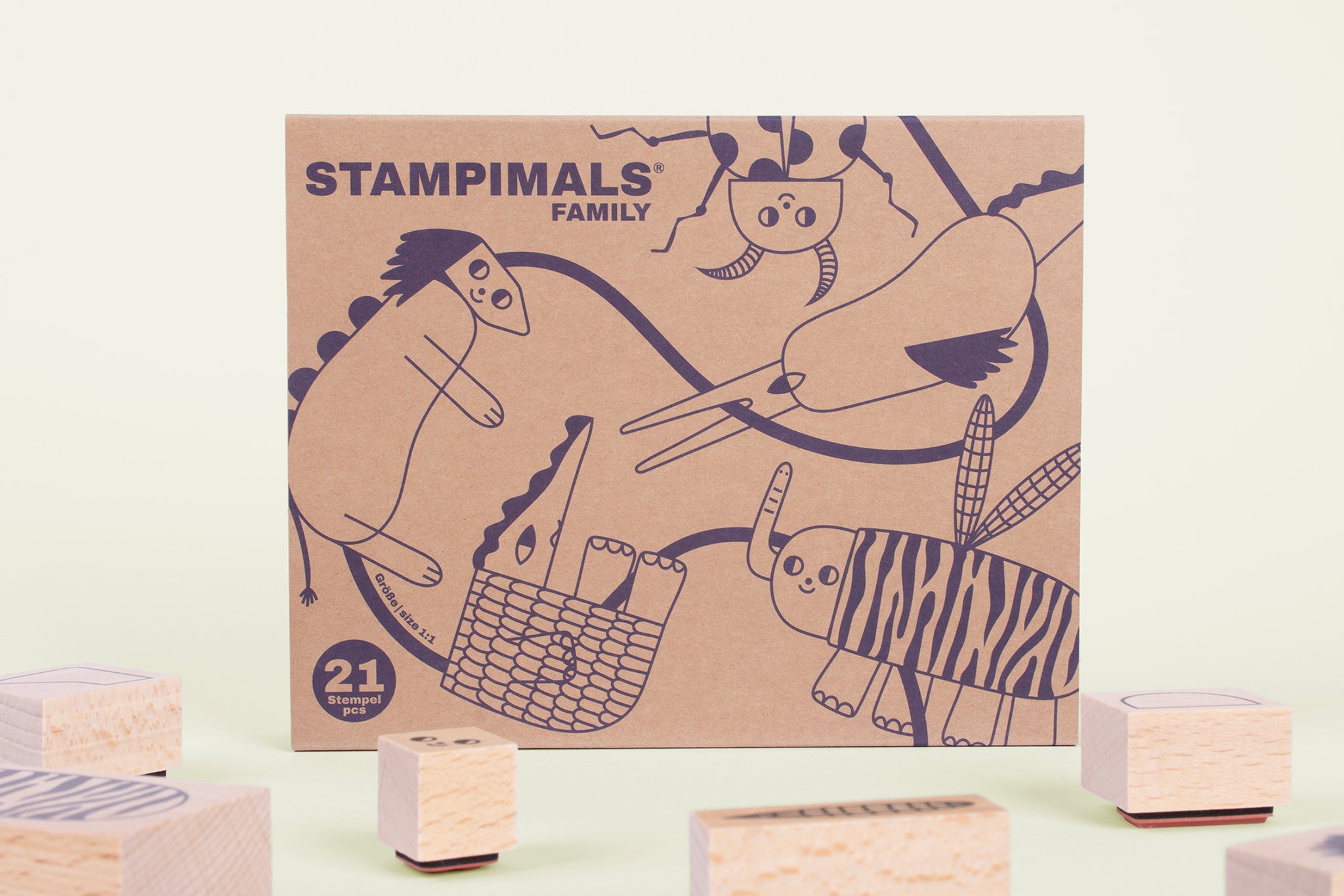 Stempel-Verpackung aus bedruckten Kraftkarton mit Stempeln im Vordergrund.