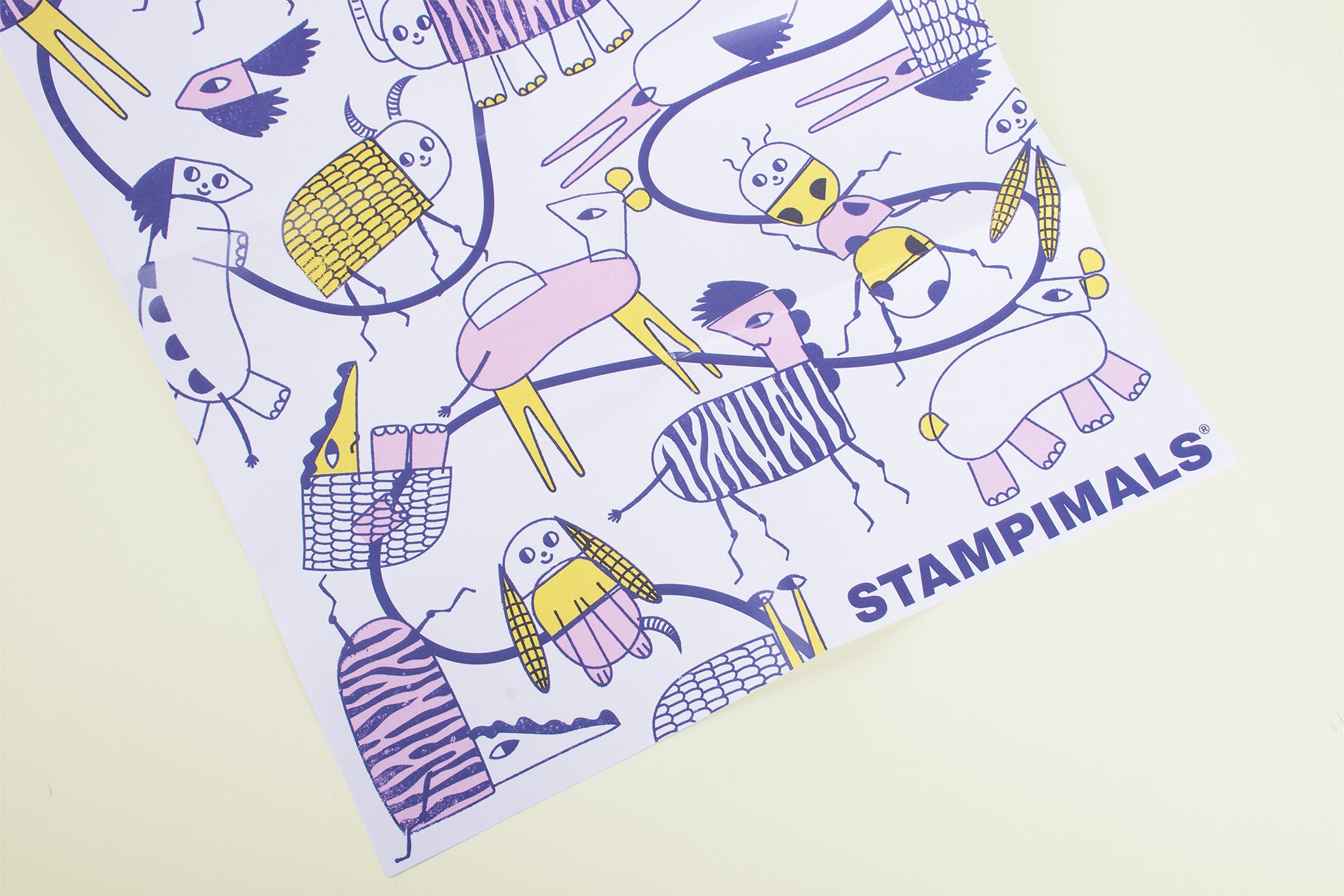 Bunt bedrucktes Poster mit gestempelten Fantasiewesen.