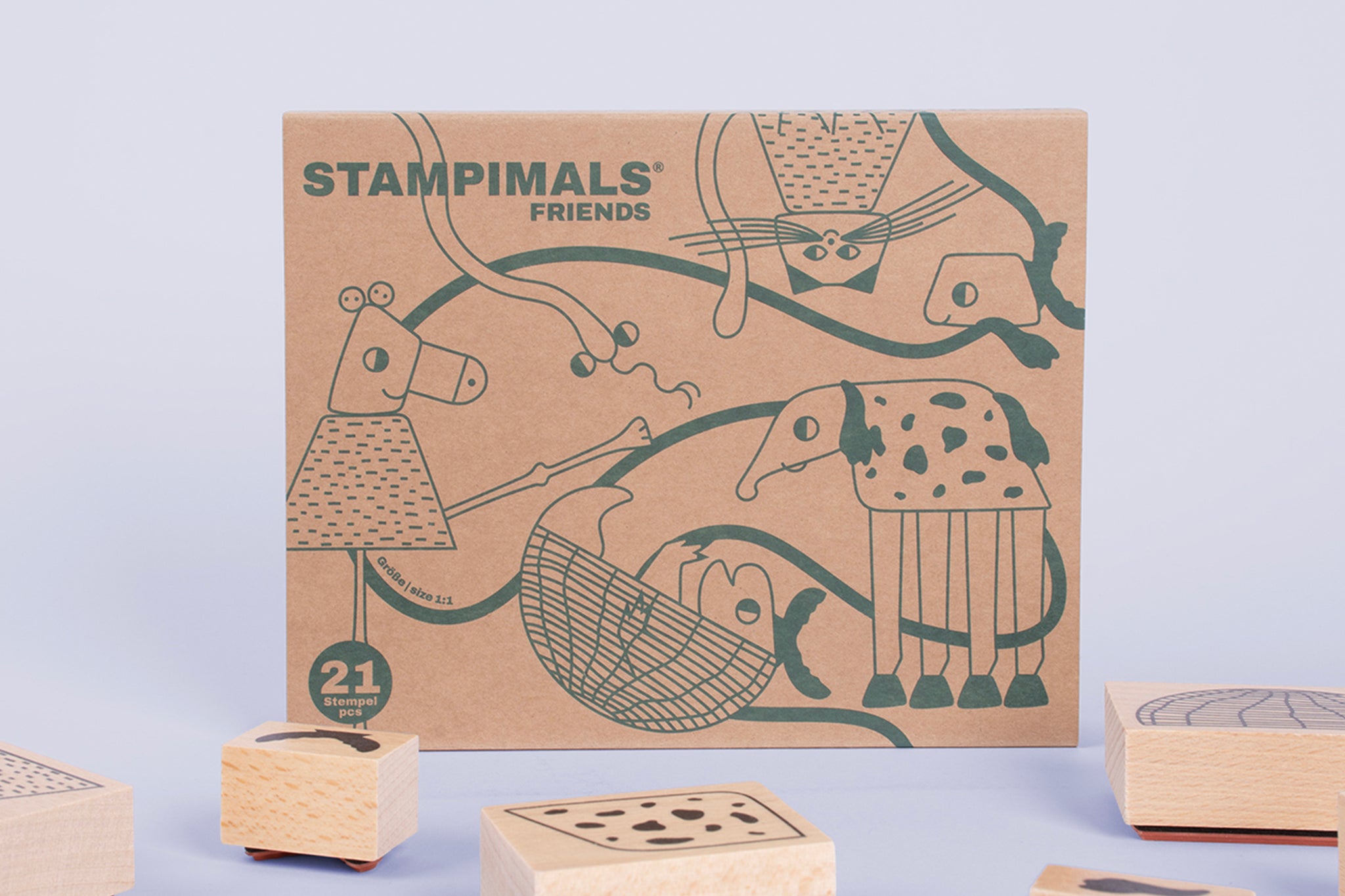Stempel-Verpackung aus braunem Kraftkarton mit Stempeln im Vordergrund.